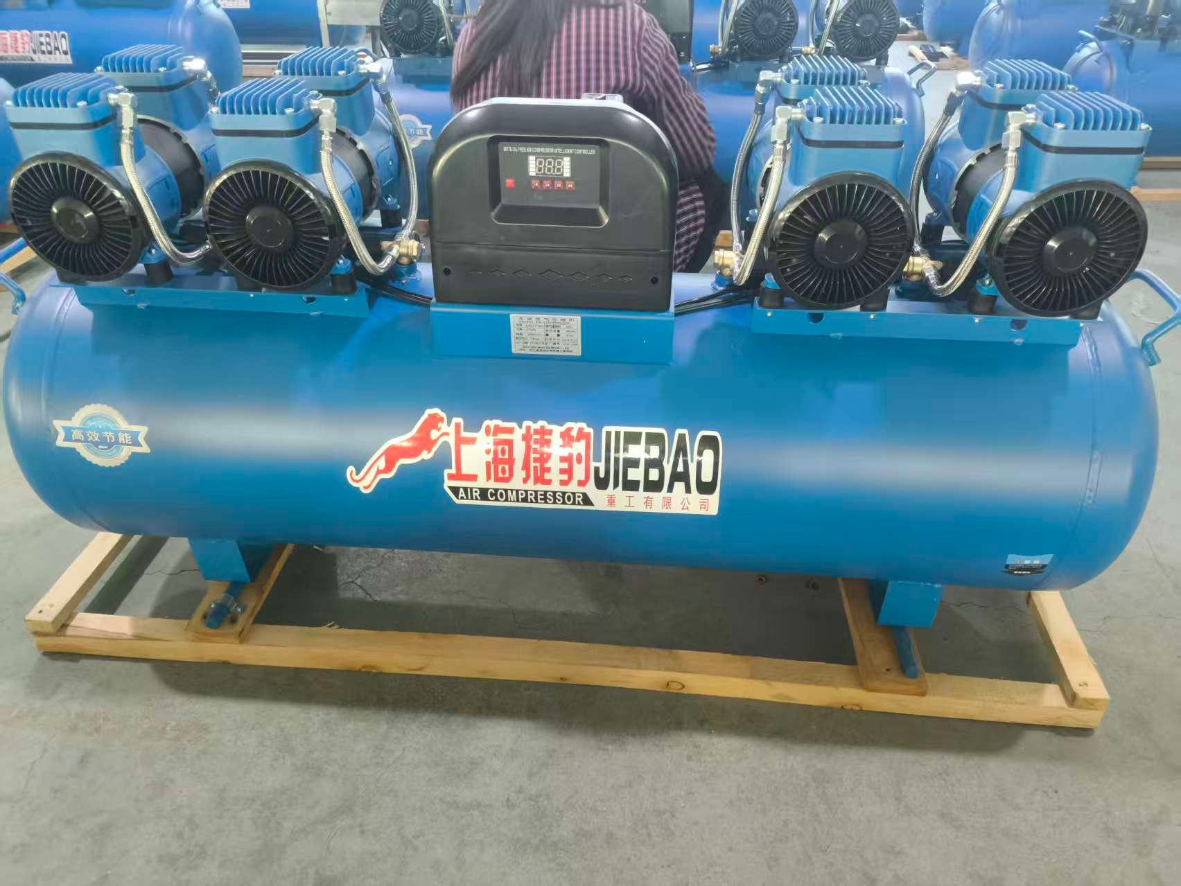 Máy nén khí không dầu 1680W 80L (4 đầu)